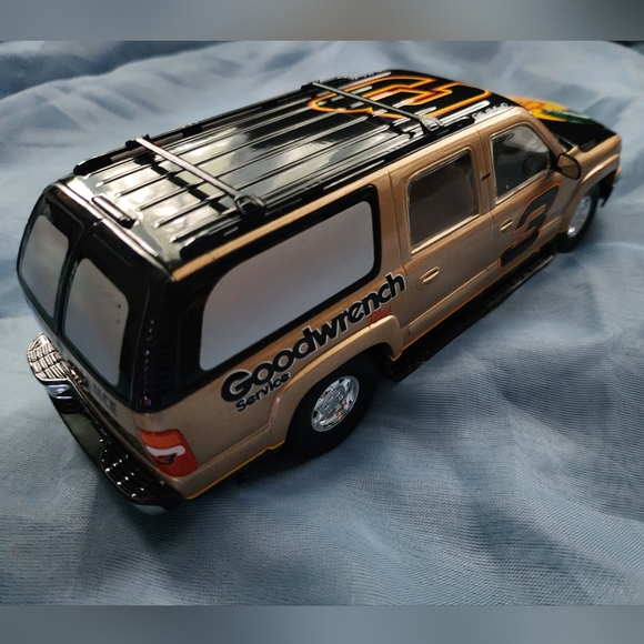 Dale Earnhardt Suburban diecast 1:24 - Picture 3 of 10